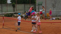 Angličtina pro nejmenší s tenisem a treninkové kempy pro mládež